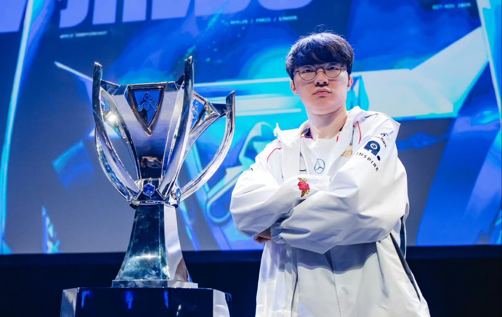 Faker重返赛场，爆冷首场状态出色，塞尔维亚队观众沸腾！